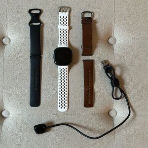 Fitbit Versa 4 - with charger + 2 different bands